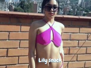 Lily_snack