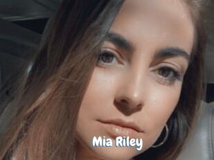 Mia_Riley